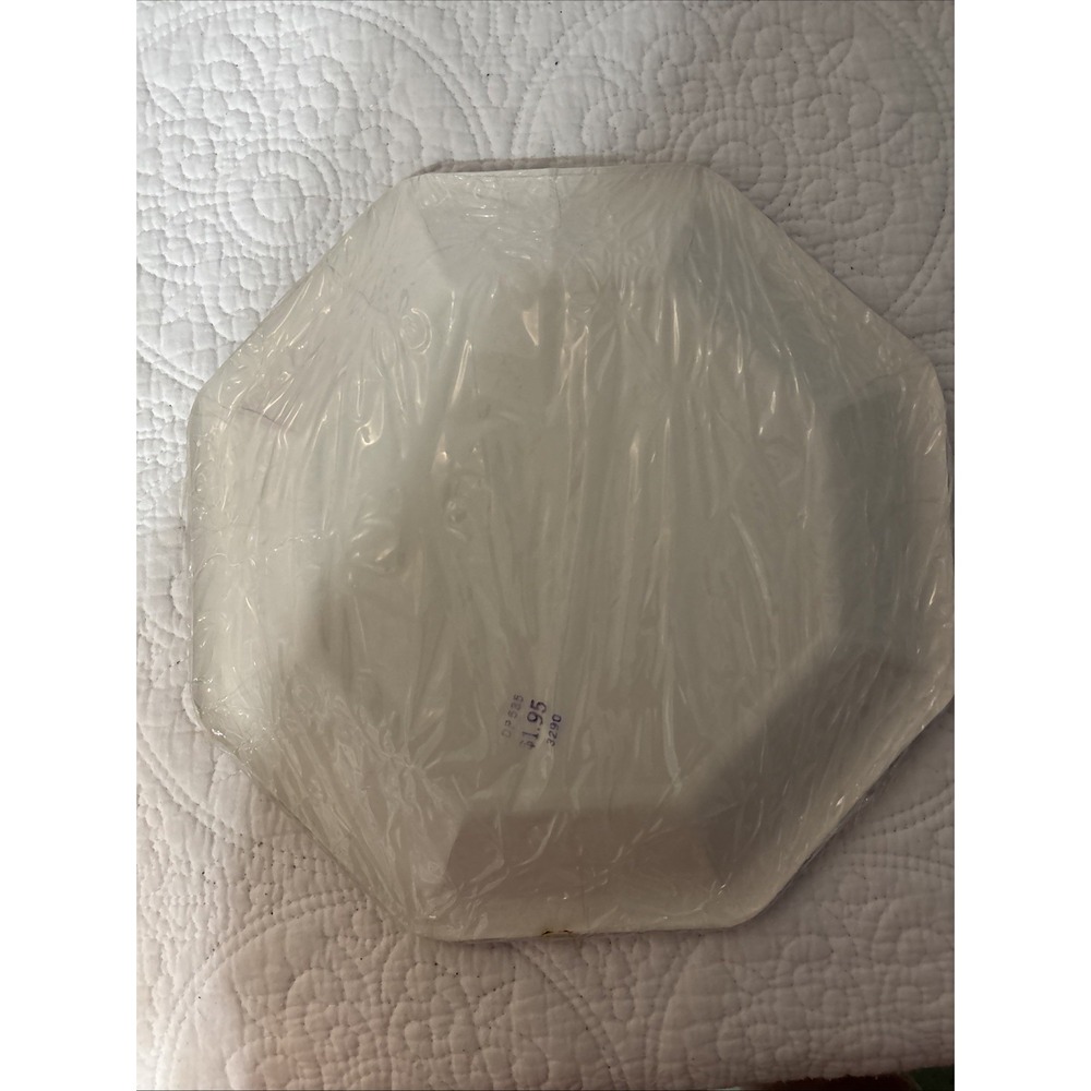 Vintage Hallmark Paper Plates, Two Sets 16‎ Plates Total - Picture 5 of 5